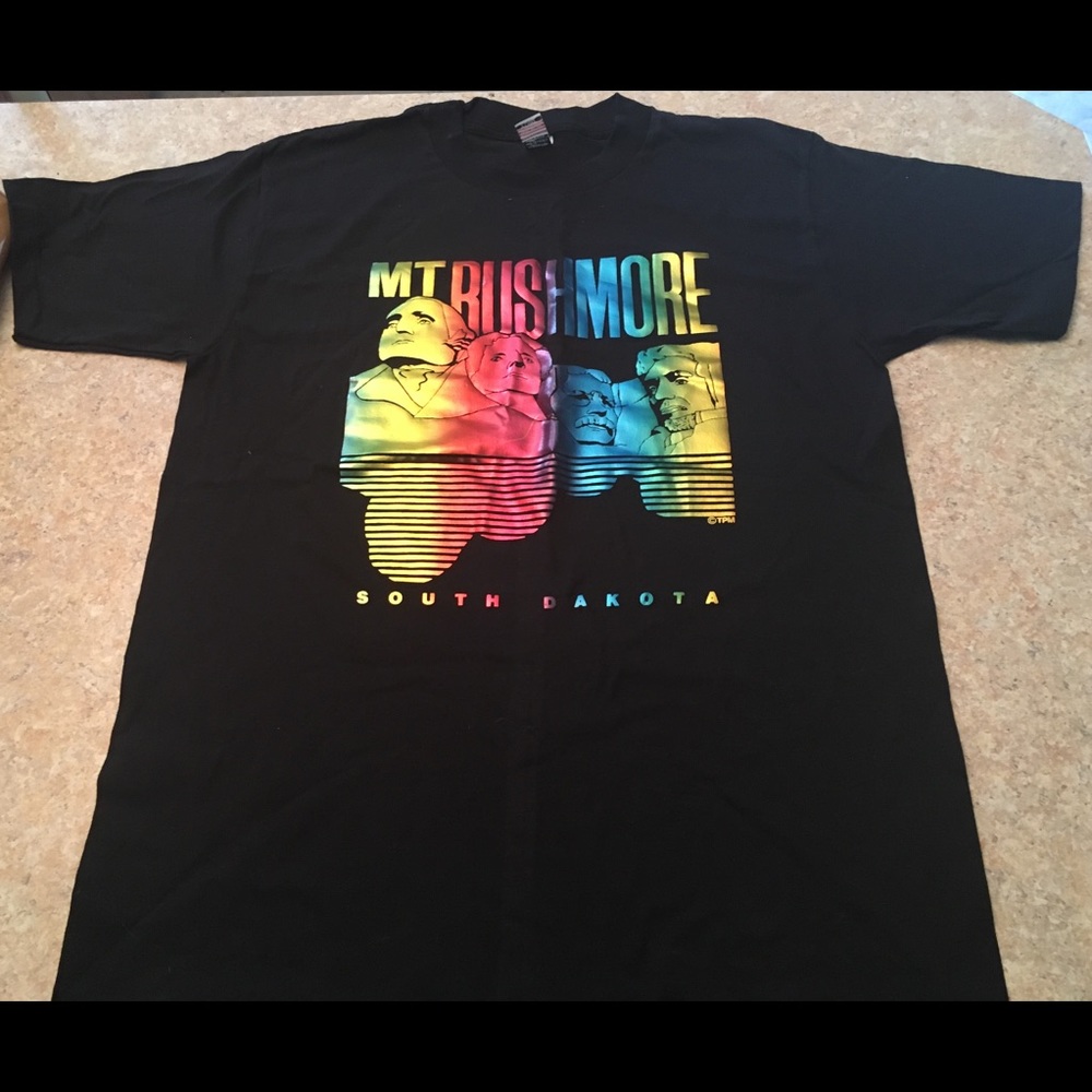 Textile Prints Mt Rushmore Graphic T-Shirt in size XL
